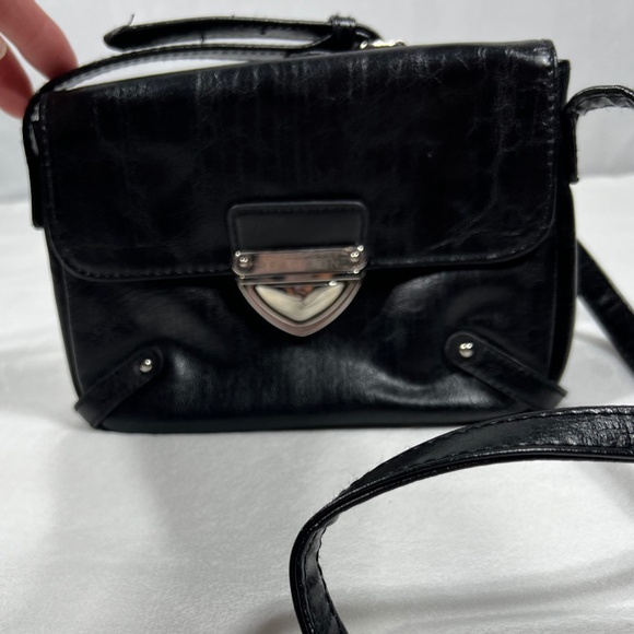 Kenneth Cole Reaction Handbags - Kenneth Cole crossbody bag